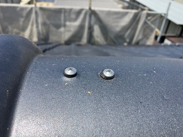 ビスで固定した棟瓦